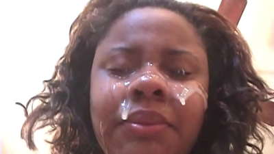 Qora braziliyalik qiz katta dick bilan anal jinsiy aloqadan so'ng uning yuziga bir konfet oladi